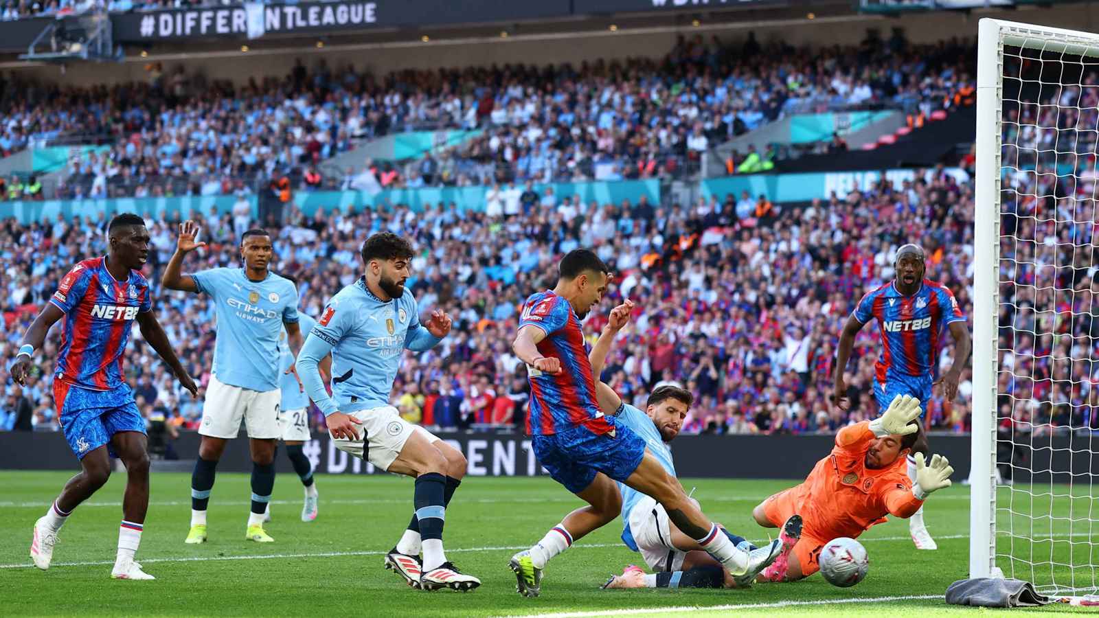 بث مباشر لمباراة مانشستر سيتي ضد كريستال بالاس بالدوري الإنجليزي 