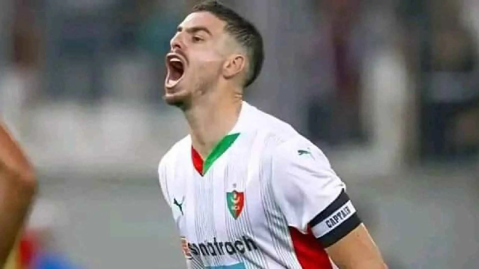 مقطع فيديو يضع قائد مولودية الجزائر في مأزق (شاهد)