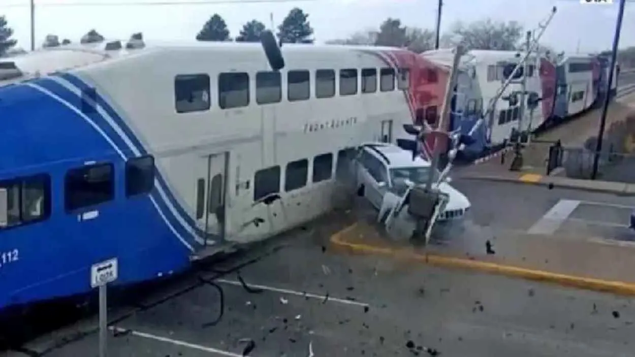 قطار يسحق سيارة عالقة والسائق ينجو بأعجوبة (فيديو)