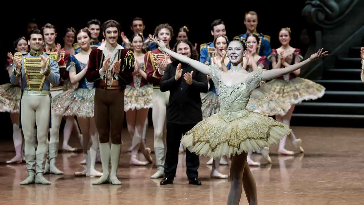 روكسان ستويانوف "راقصة نجمة" جديدة في أوبرا باريس (صور)