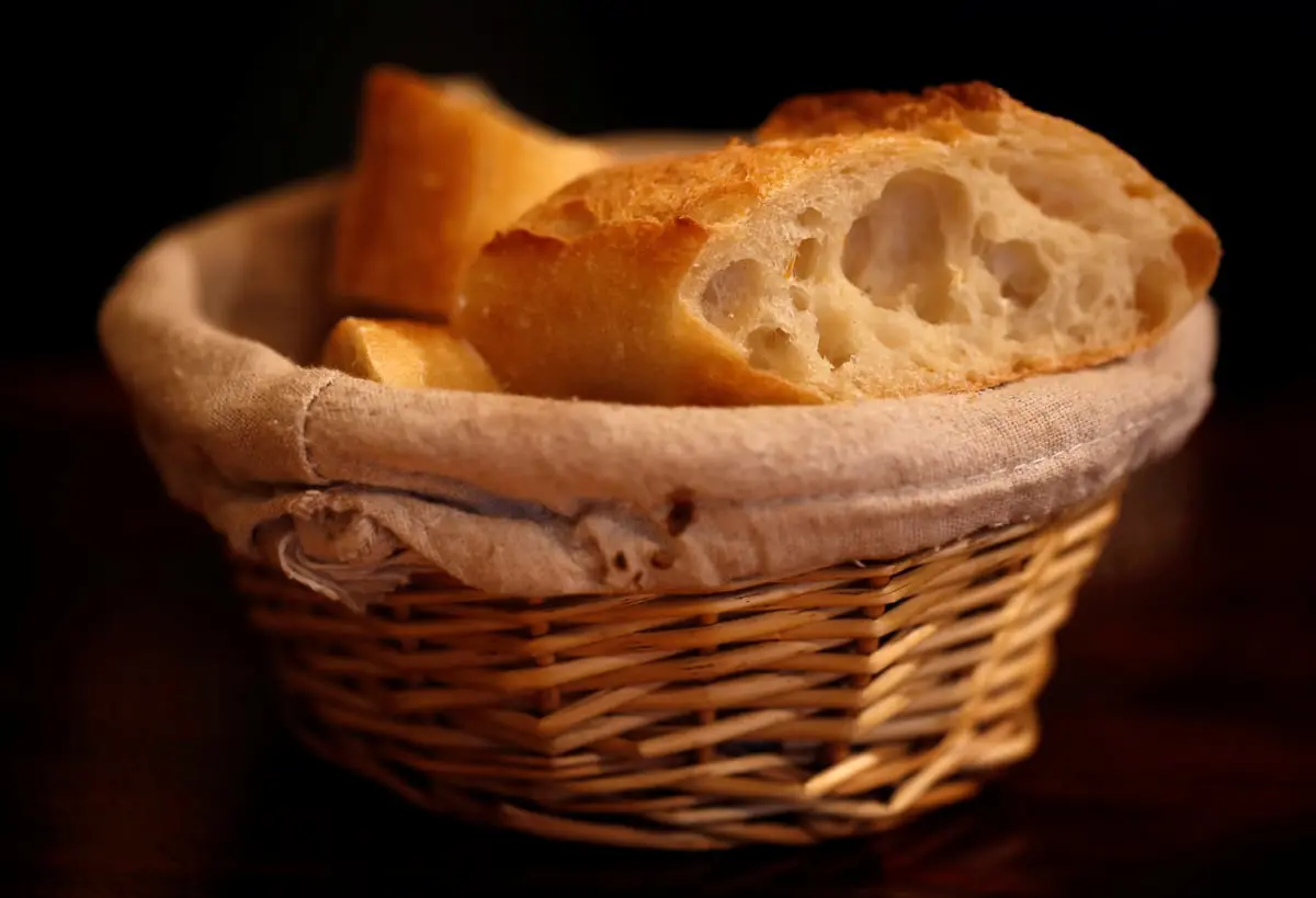 فرنسا تستعيد الرقم القياسي لأطول رغيف خبز في العالم (صور)