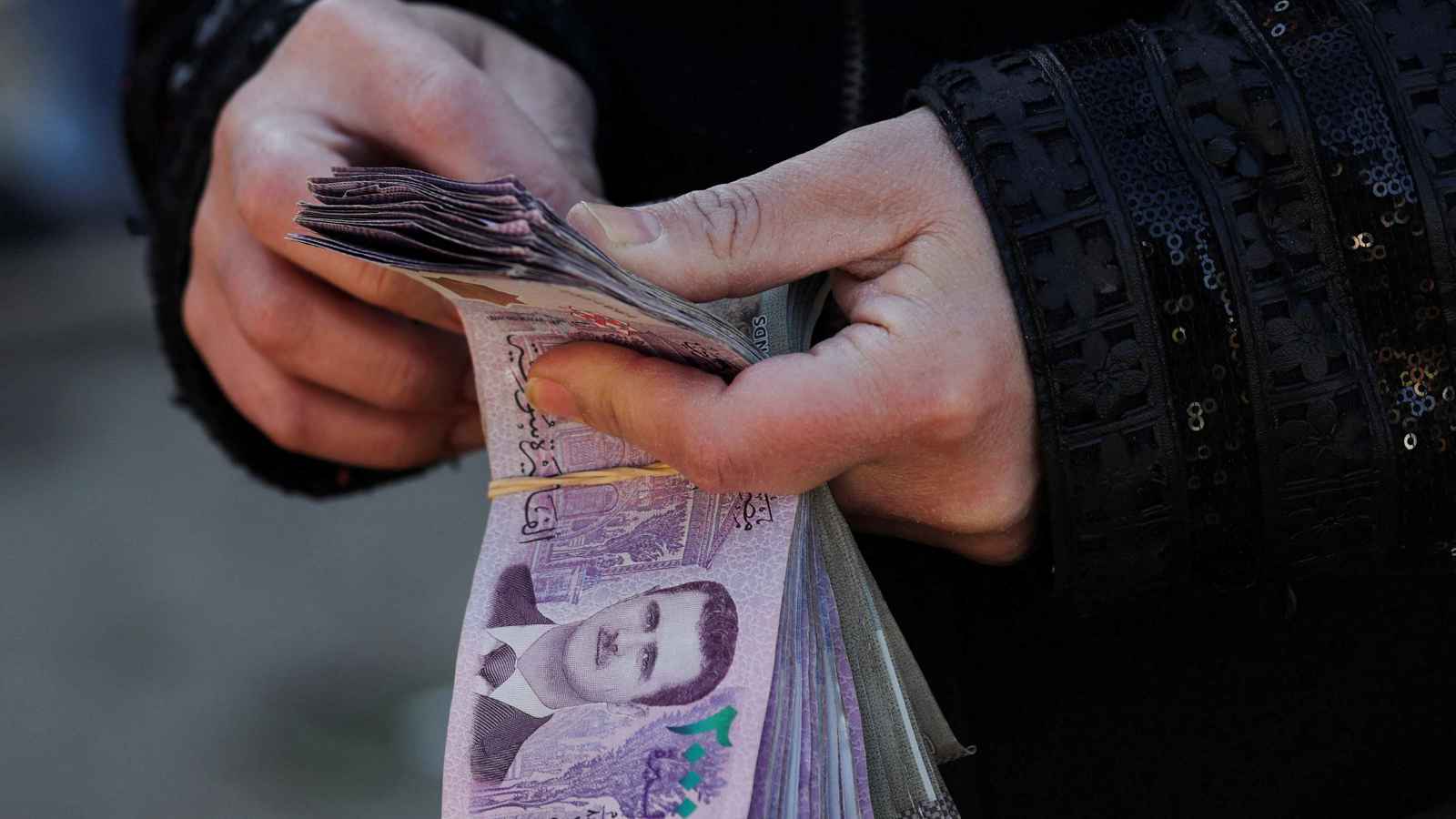 رواتب دون عمل.. "موظفون أشباح" يستنزفون الخزينة السورية