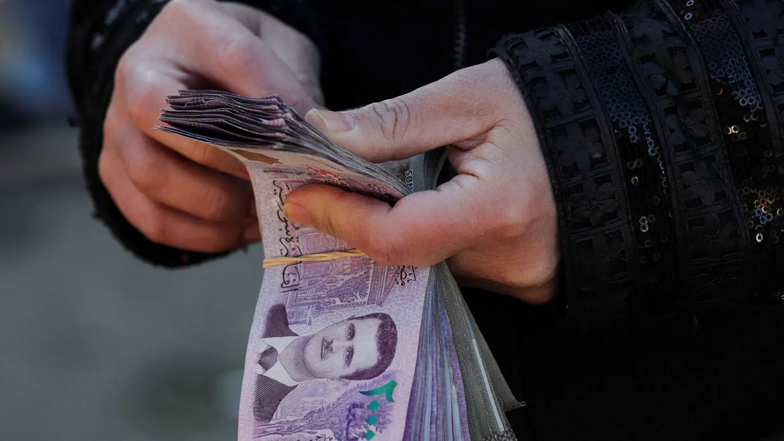 رواتب دون عمل.. "موظفون أشباح" يستنزفون الخزينة السورية