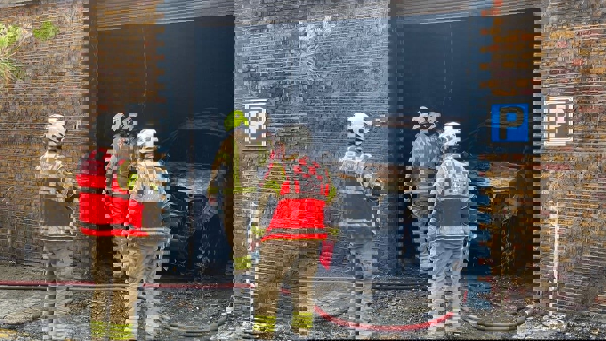 حريق ضخم في جسر للسكك الحديدية بوسط لندن يوقف القطارات