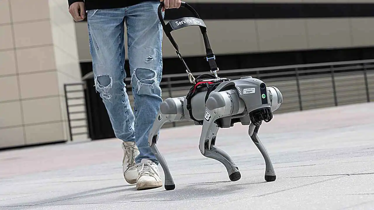 ثورة في المساعدة البصرية.. روبوت يغير حياة المكفوفين