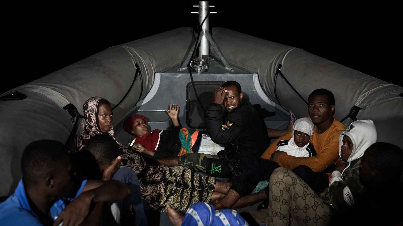 تطبيقا لاتفاق مثير للجدل.. إيطاليا تنقل أول مجموعة مهاجرين إلى ألبانيا