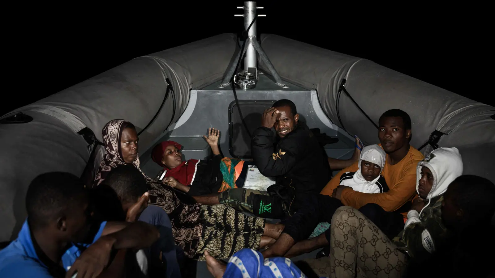 تطبيقا لاتفاق مثير للجدل.. إيطاليا تنقل أول مجموعة مهاجرين إلى ألبانيا