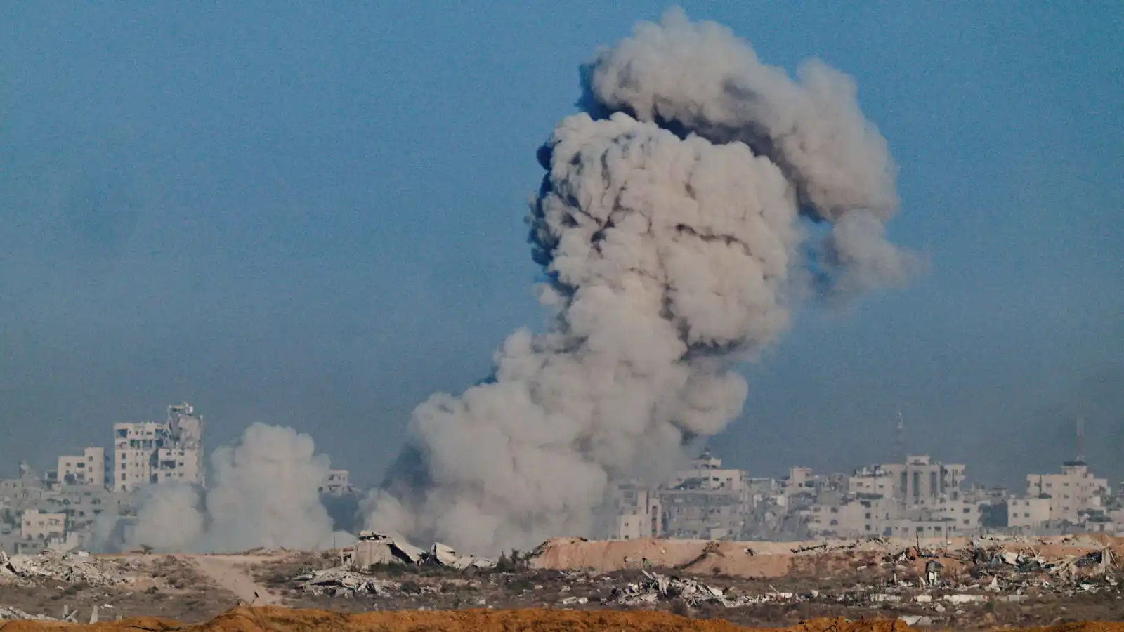 دمار شامل.. دفاع مدني غزة يكشف لـ"إرم نيوز" أهوال العملية البرية الإسرائيلية