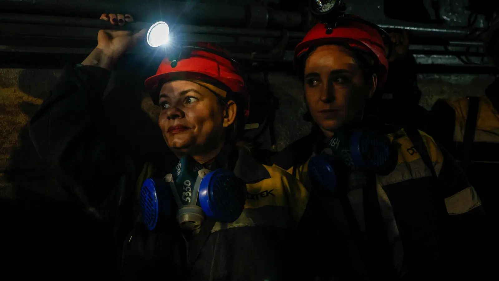 مع اتساع الحرب.. سيدات أوكرانيات يعملن في مهن صعبة