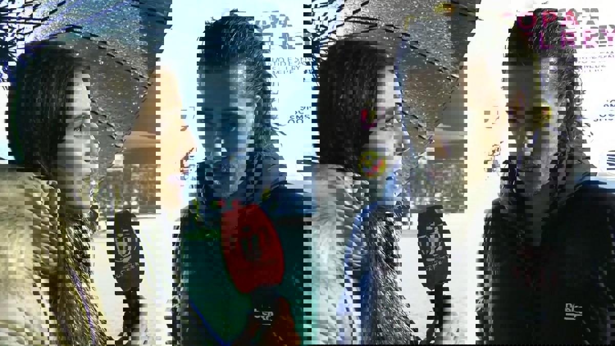 غريزمان يجذب مظلة مذيعة أثناء حواره معها لحمايته من الأمطار (فيديو)