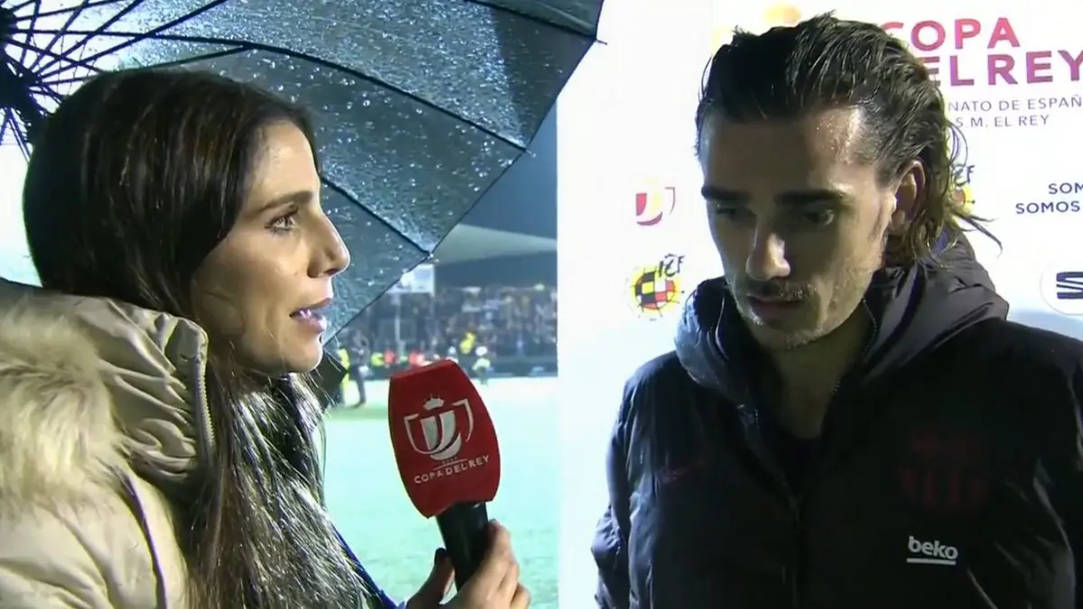 غريزمان يجذب مظلة مذيعة أثناء حواره معها لحمايته من الأمطار (فيديو)