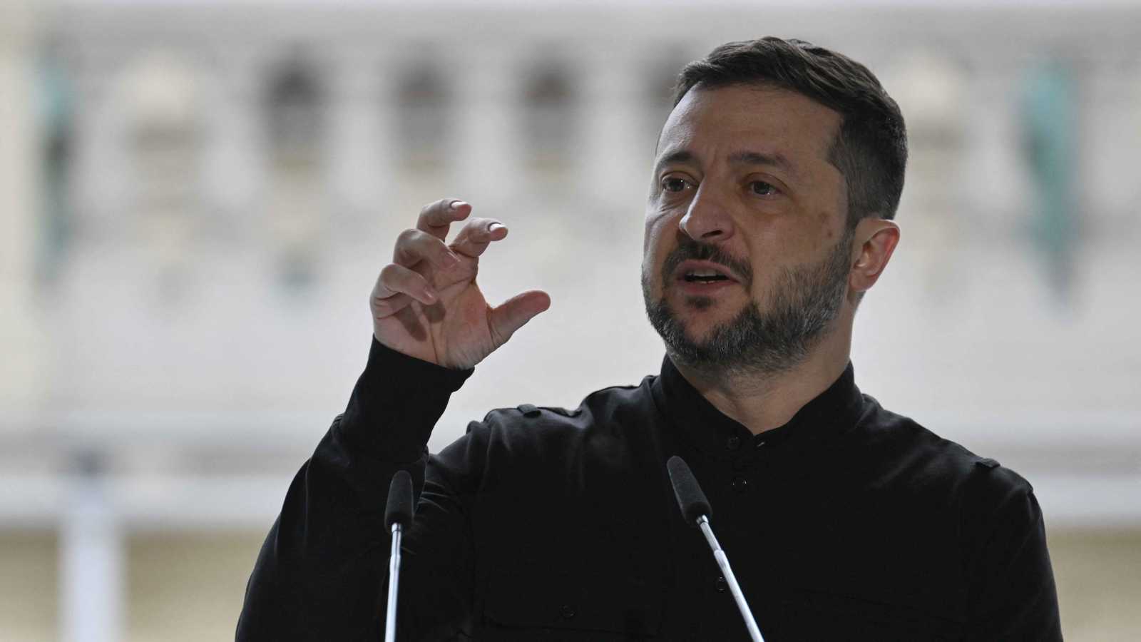 زيلينسكي: روسيا حشدت 100 ألف جندي شرقي أوكرانيا