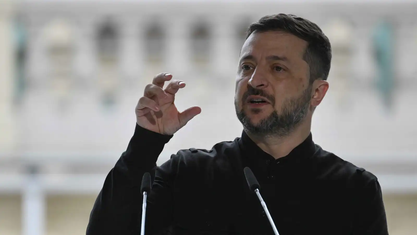 زيلينسكي: روسيا حشدت 100 ألف جندي شرقي أوكرانيا