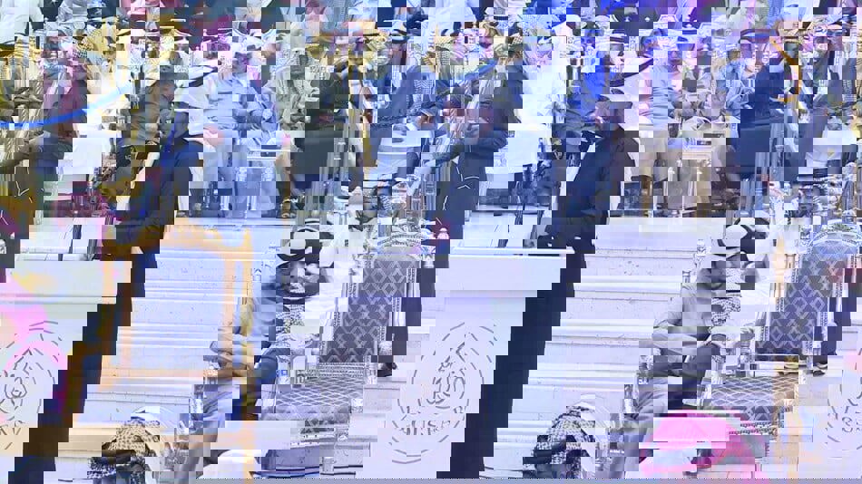 بعد صفعه أمام الجمهور.. تفاصيل الصلح بين الشاعر شالح العضياني وزميله