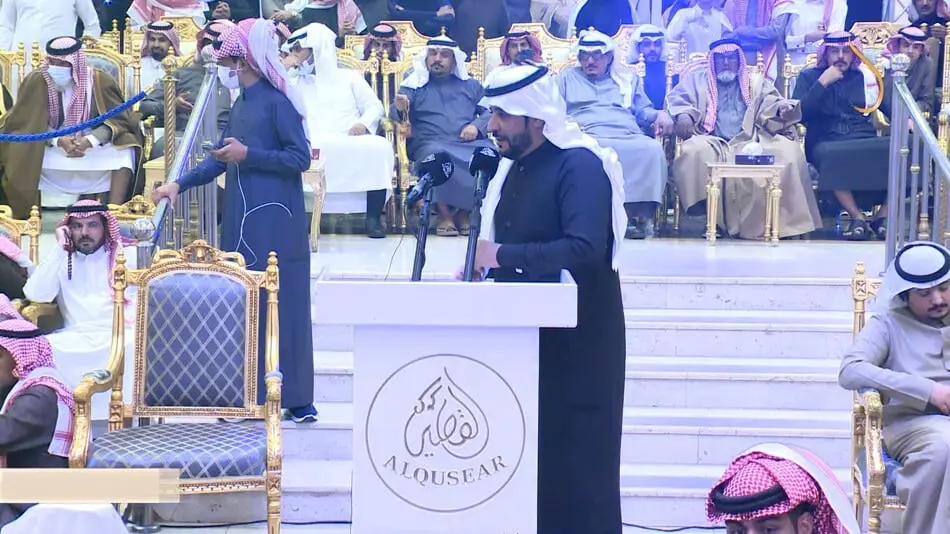 بعد صفعه أمام الجمهور.. تفاصيل الصلح بين الشاعر شالح العضياني وزميله