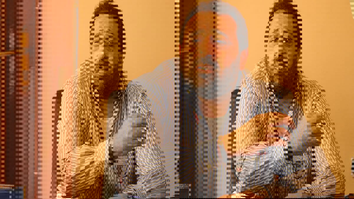 مجدي عبدالغني يقتحم استاد القاهرة ويشتبك مع فرد أمن قبل مباراة مصر والسنغال (فيديو)