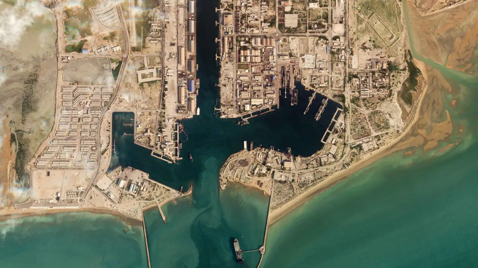 غارات عنيفة تستهدف مجمعاً للفولاذ وميناء حيوياً جنوب إيران