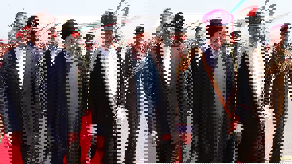 رئيسي يصل مسقط ويجري مباحثات مع سلطان عمان