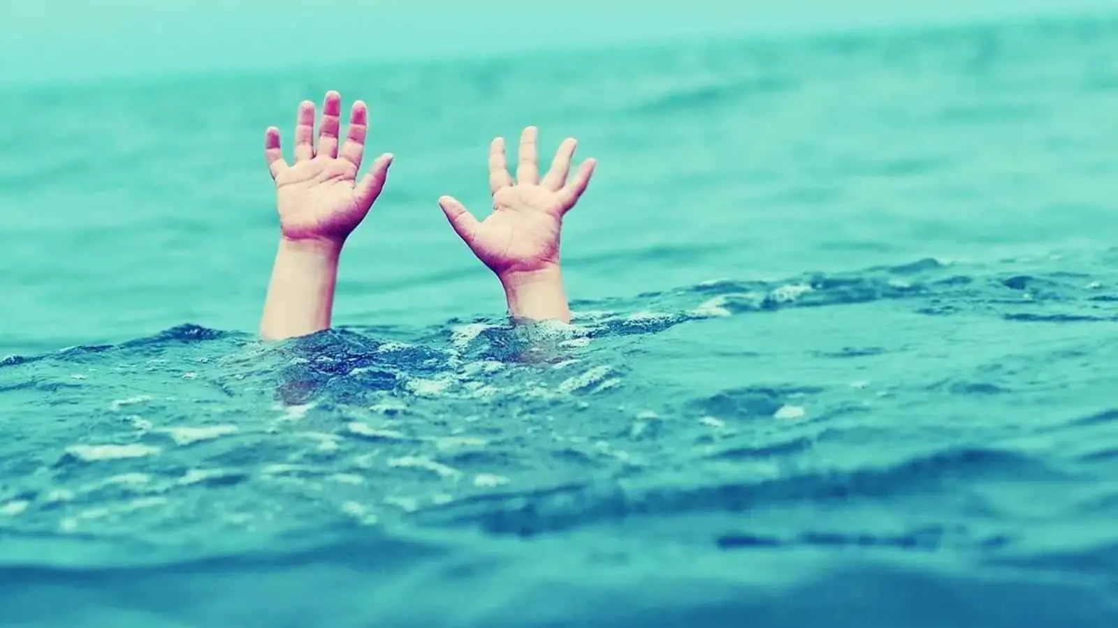 تونس تدرس فرض عقوبات على سباحة القصر دون مرافقين