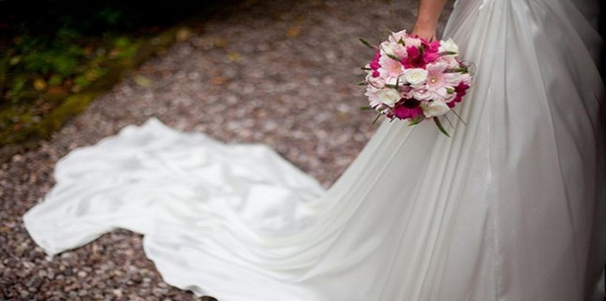 ما حكاية العروس المصرية المتزوجة "مع وقف التنفيذ"؟