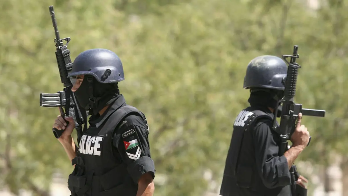 الأمن الأردني يستعين بزي شركة توصيل لضبط مطلوب خطير