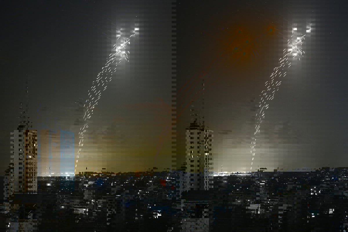 انفجارات عنيفة في سماء إيلات بعد اعتراض هجوم بطائرات مسيّرة (فيديو)