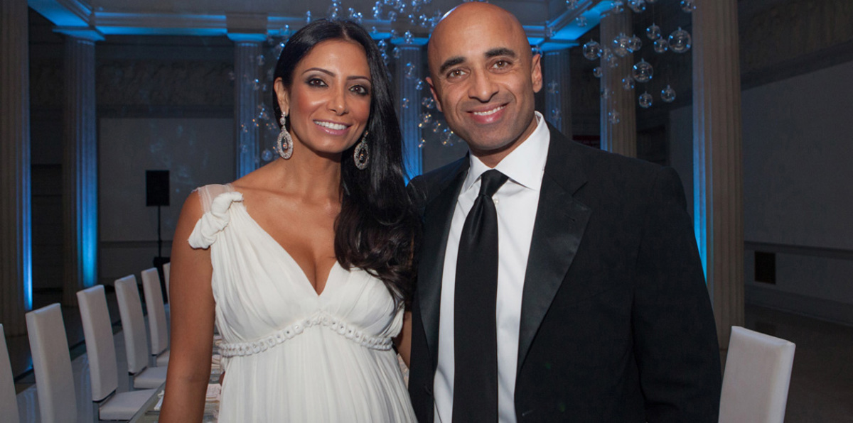 وراء كل رجل لامع امرأة أنيقة.. تعرف على عبير زوجة يوسف العتيبة سفير الإمارات بواشنطن (صور)