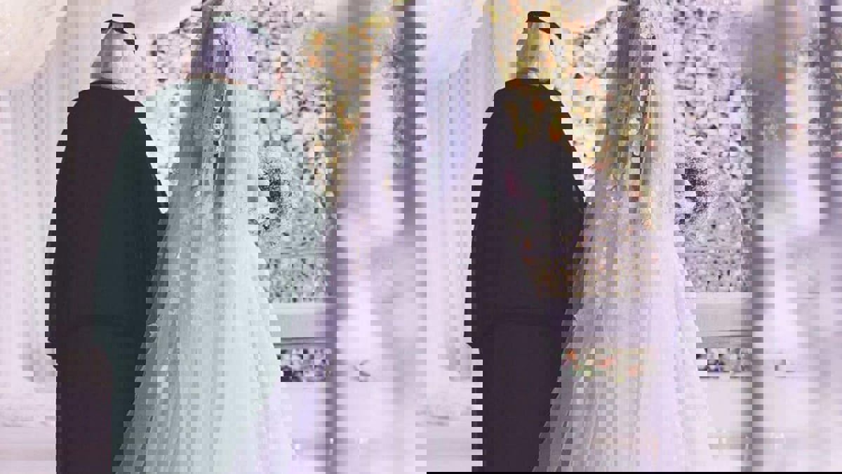 عريس سعودي يفاجئ زوجته بتصرف غير متوقع في ليلة زفافهما (فيديو)