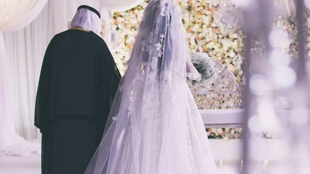 عريس سعودي يفاجئ زوجته بتصرف غير متوقع في ليلة زفافهما (فيديو)