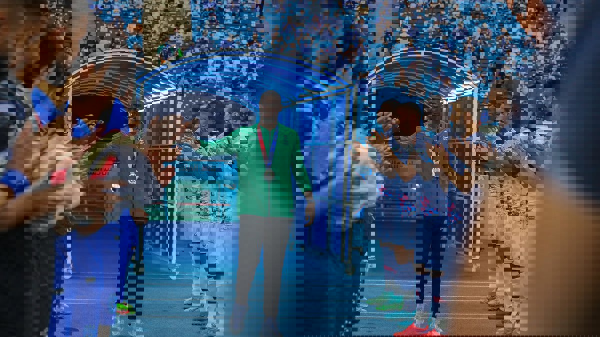 ممر شرفي من لاعبي الهلال والباطن لتكريم طارق حامدي صاحب فضية الكاراتيه لأولمبياد طوكيو (فيديو)