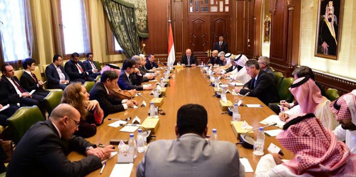 الرئيس هادي  يلتقي سفراء دول الـ18 الراعية للسلام في اليمن