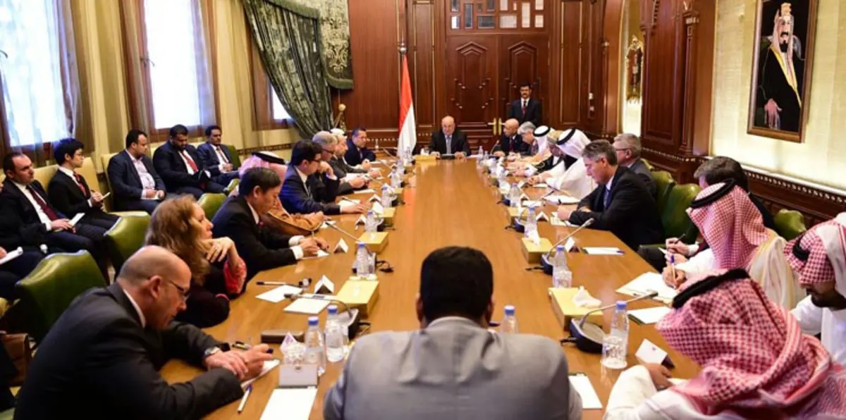 الرئيس هادي  يلتقي سفراء دول الـ18 الراعية للسلام في اليمن