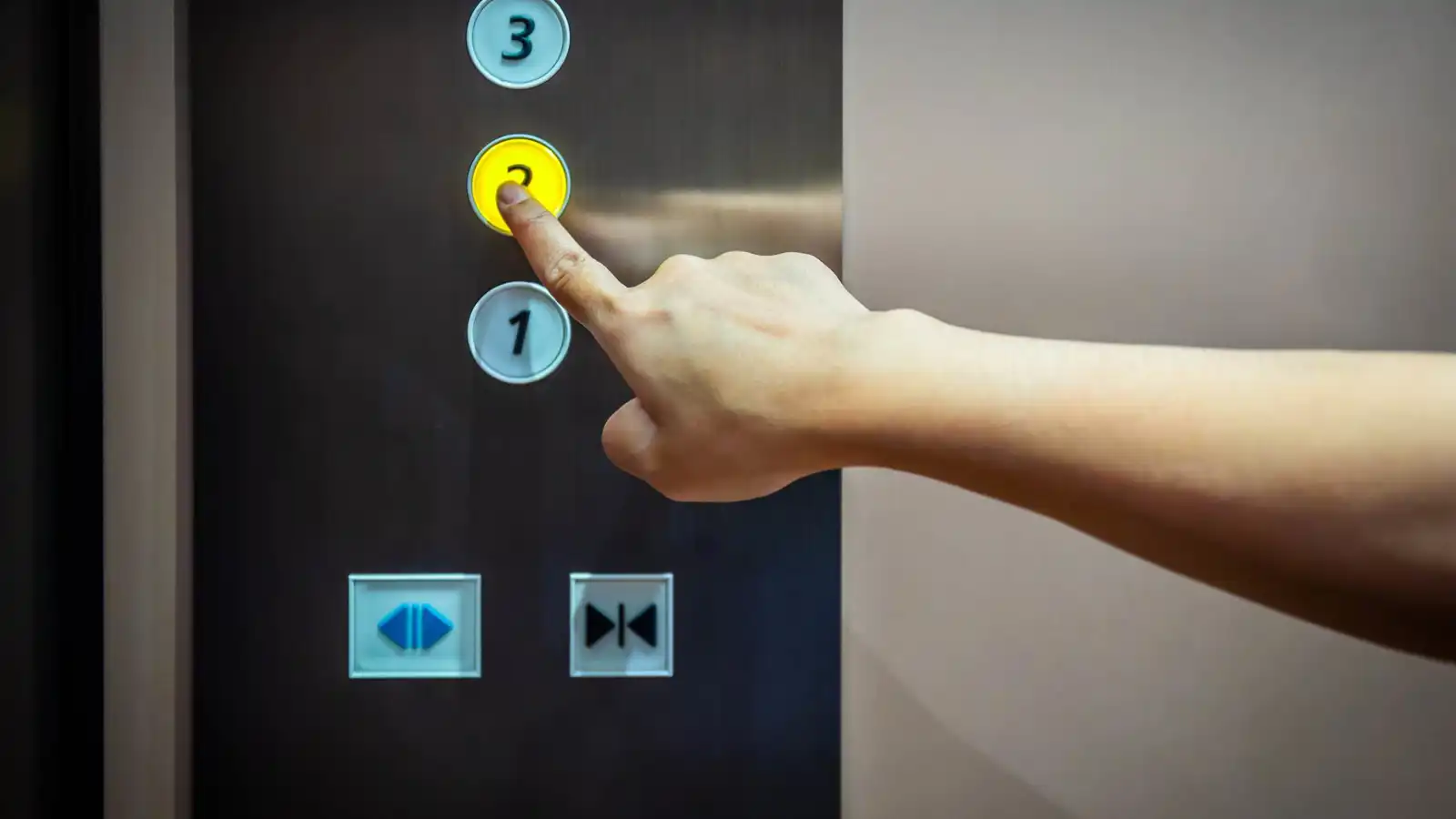 تركيا.. شاب يشهد وفاة زوجته بسقوط المصعد (فيديو)