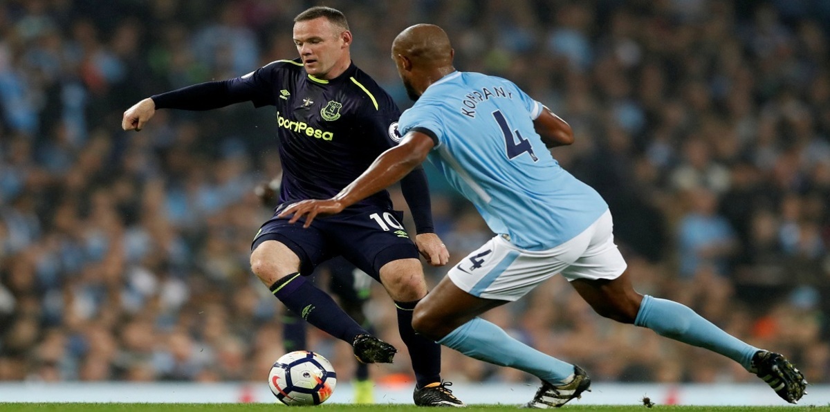 ريان غيغز يساند احتفال روني بهدف في أولد ترافورد