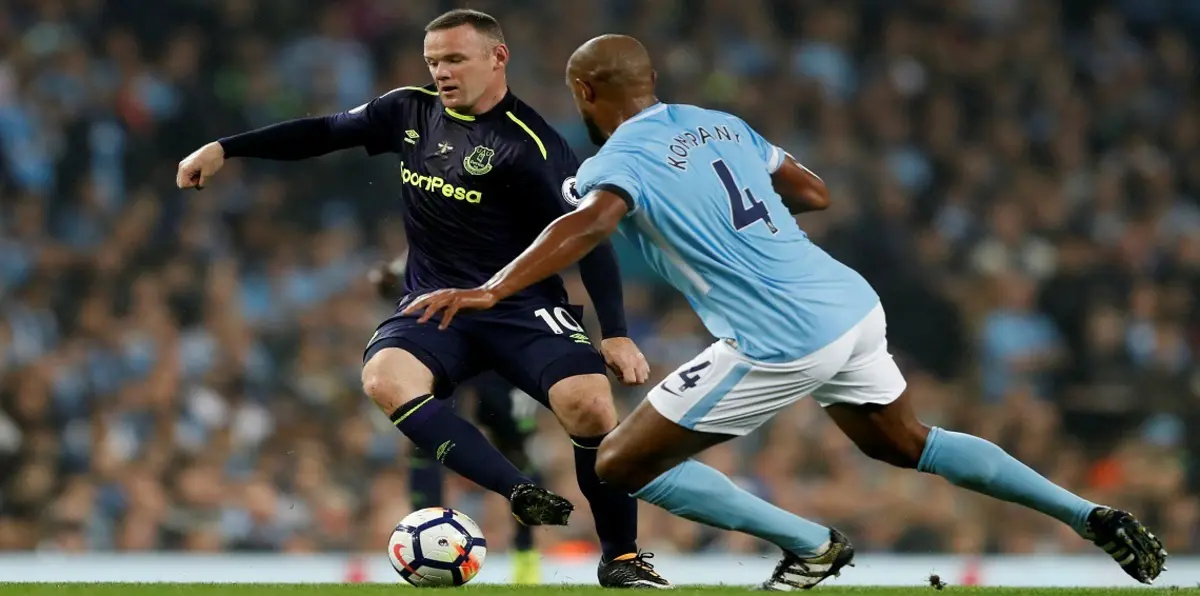 ريان غيغز يساند احتفال روني بهدف في أولد ترافورد