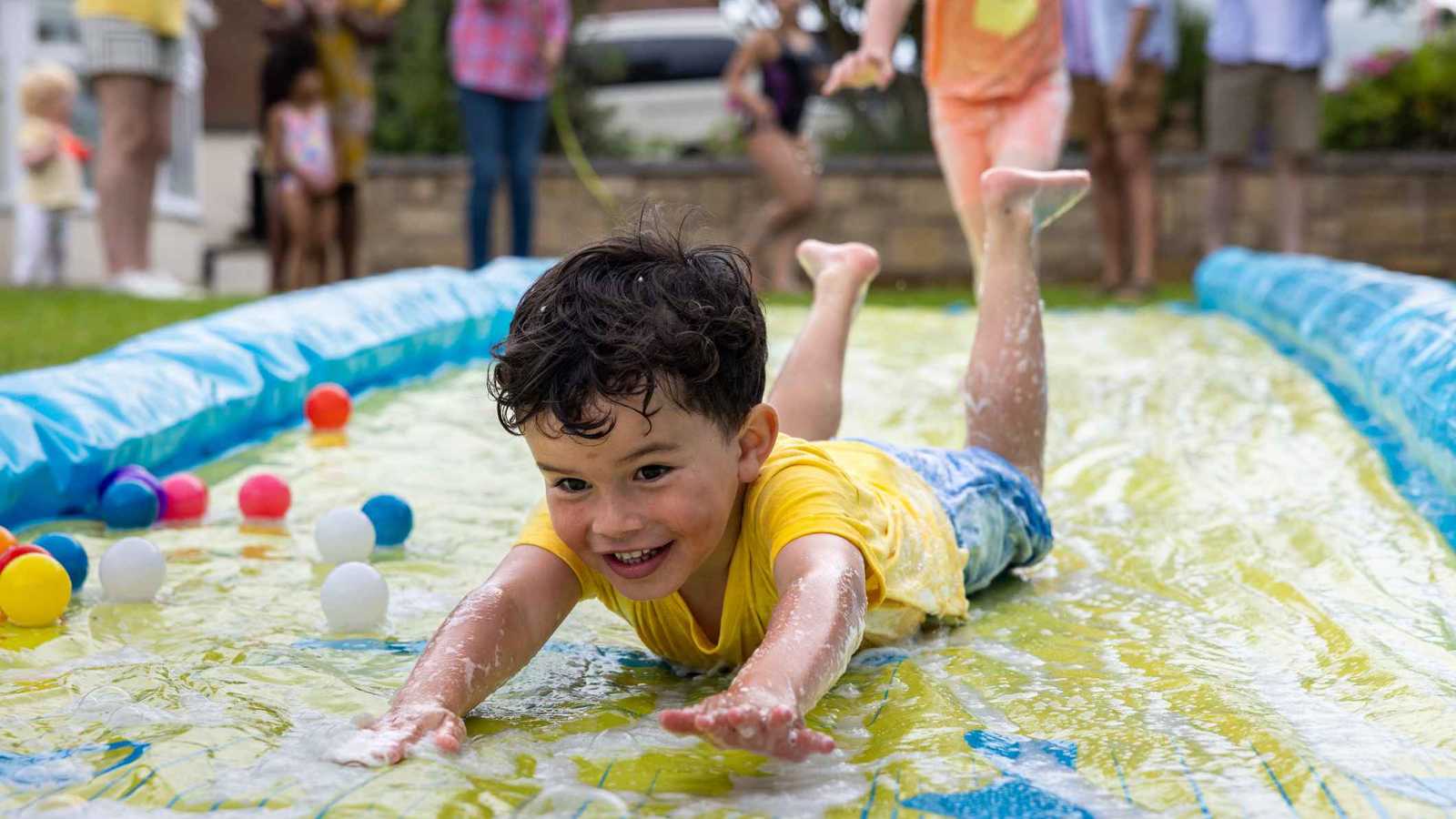 كيف تحتضن الطفل كثير الحركة؟