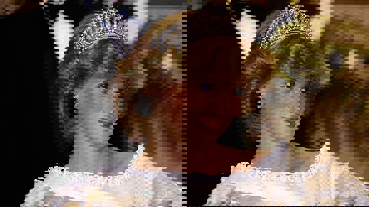 كم يبلغ ثمن خاتم خطوبة الأميرة ديانا وتاج زواجها؟