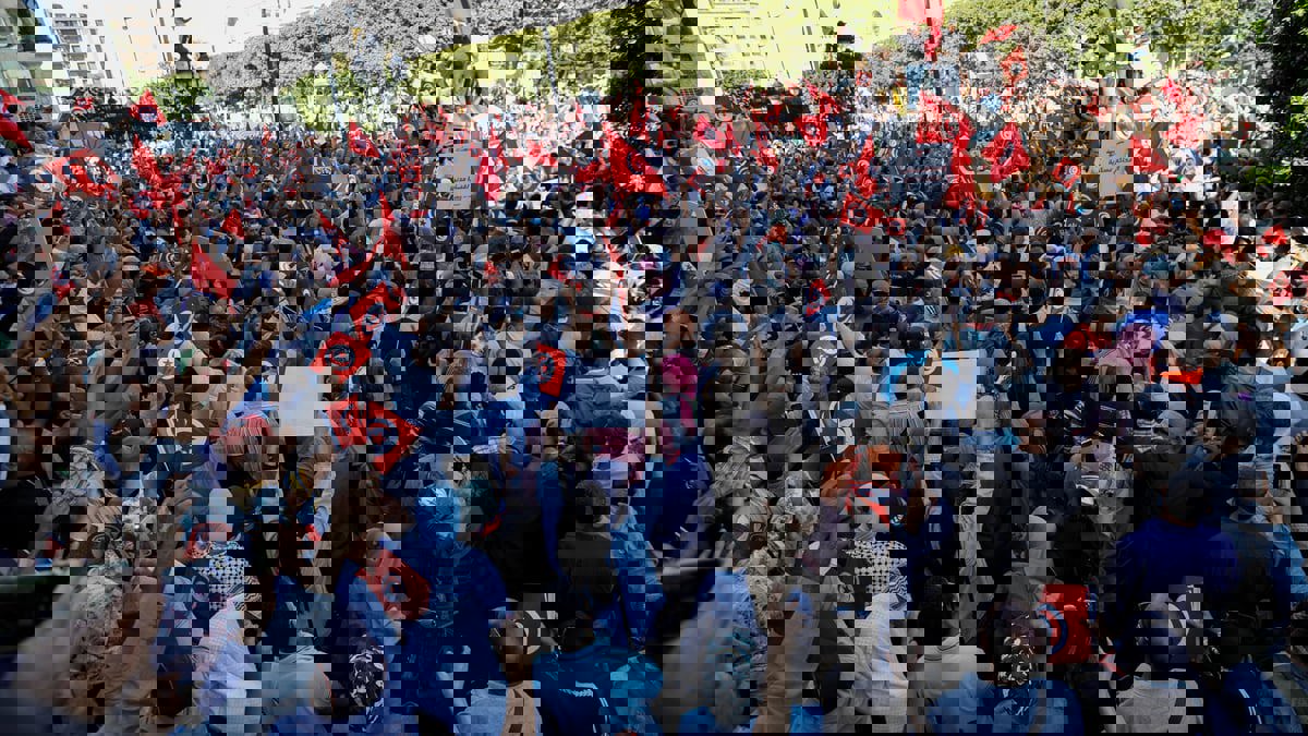 تونس.. مظاهرة تطالب سعيد بالتراجع عن قراراته وسط مناوشات مع الأمن