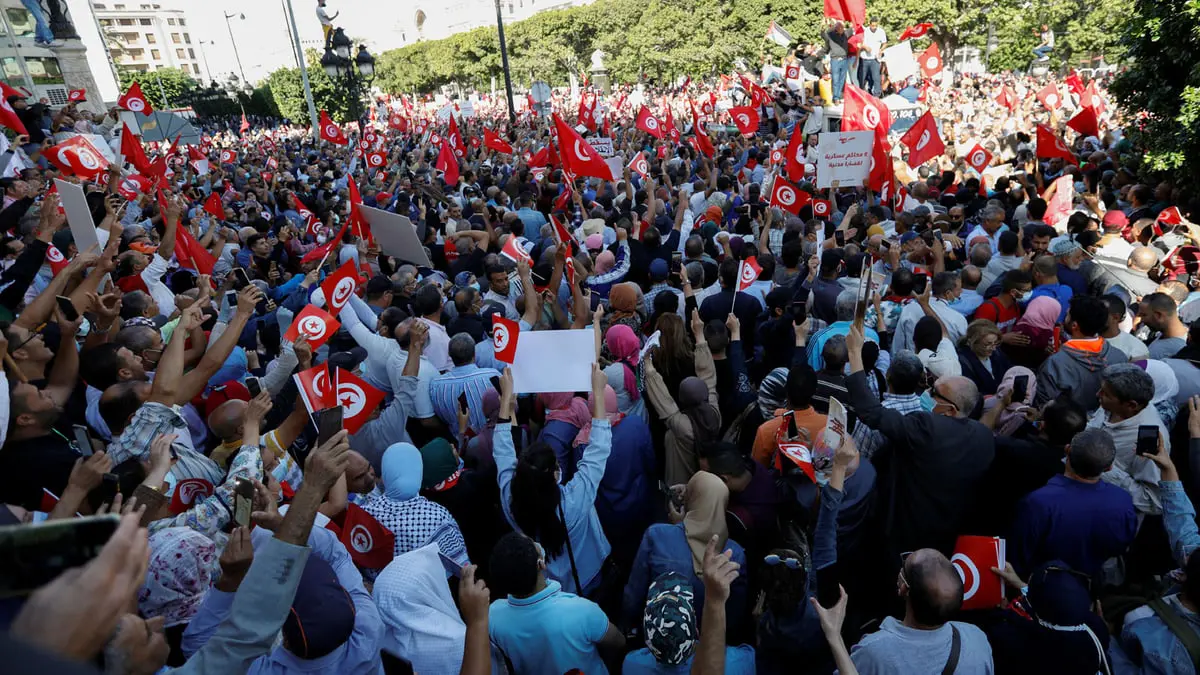 تونس.. مظاهرة تطالب سعيد بالتراجع عن قراراته وسط مناوشات مع الأمن