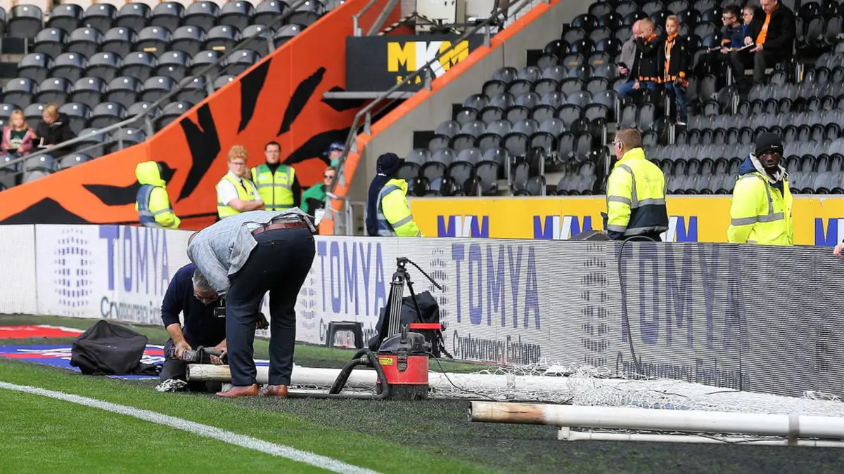 تأخر انطلاق مباراة هال سيتي ضد برمنغهام في الشامبيونشيب لكبر جحم المرمى (فيديو)