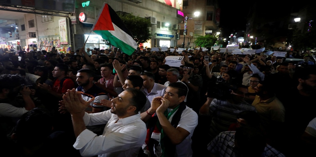 الأمن الفلسطيني يقمع مسيرة في رام الله خرجت تضامنًا مع غزة (فيديو)