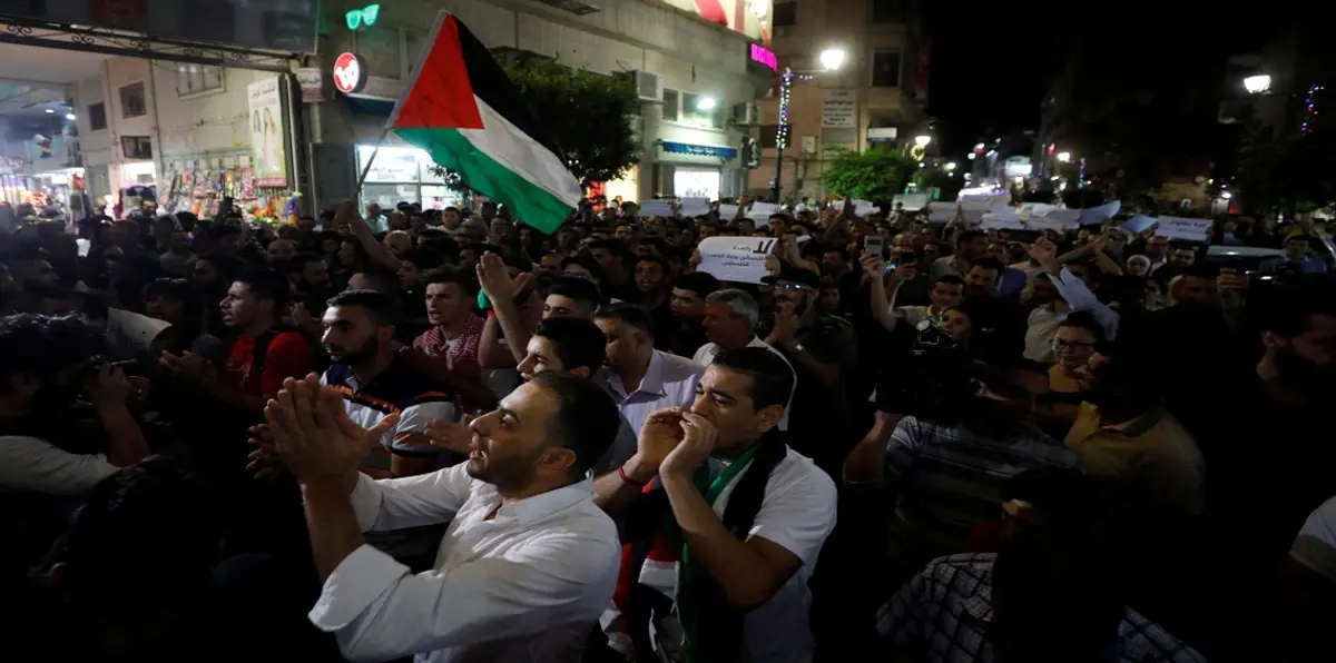 الأمن الفلسطيني يقمع مسيرة في رام الله خرجت تضامنًا مع غزة (فيديو)