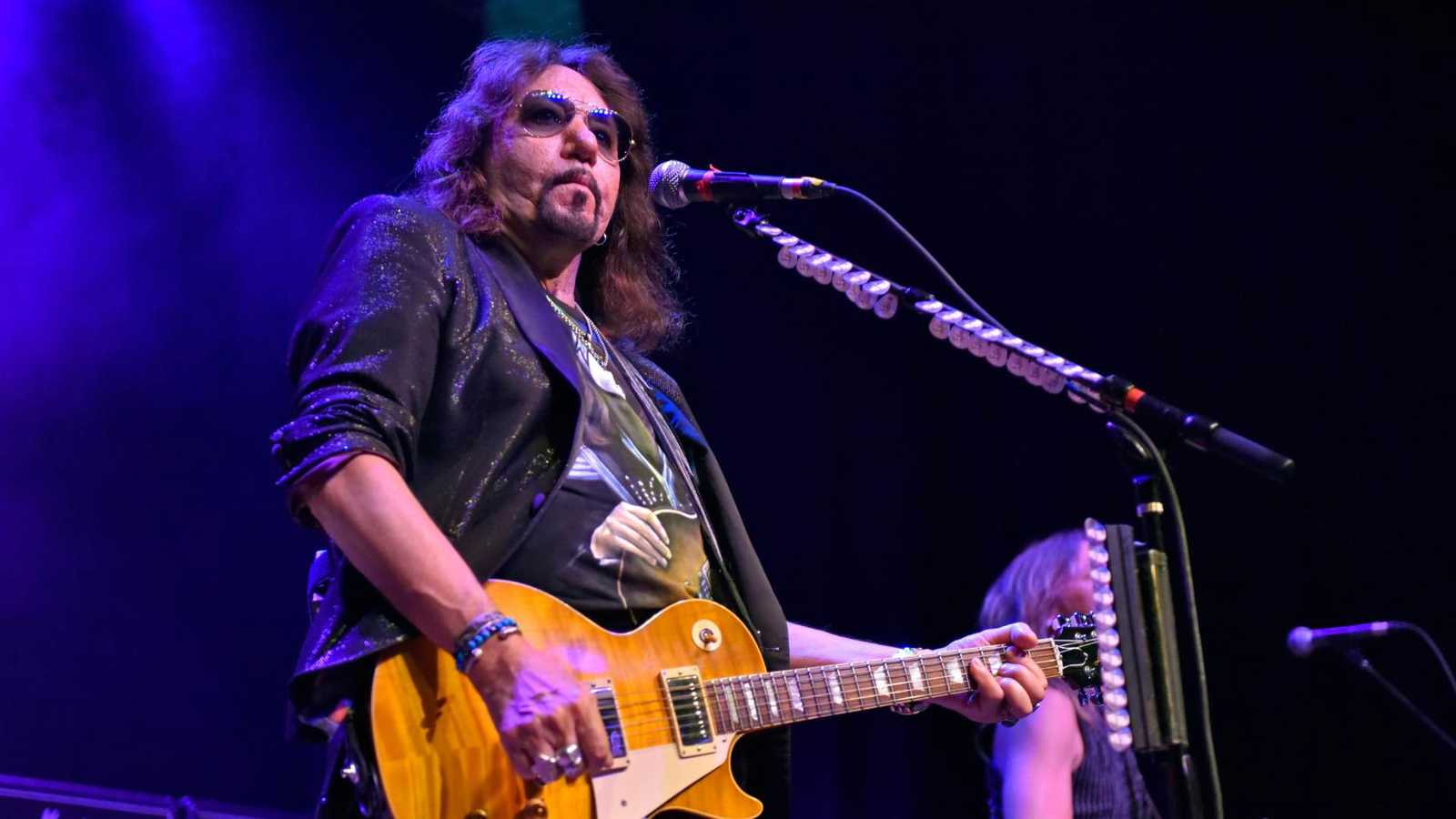 وفاة عازف الغيتار الأمريكي إيس فريلي بعد سقوط "مروع"