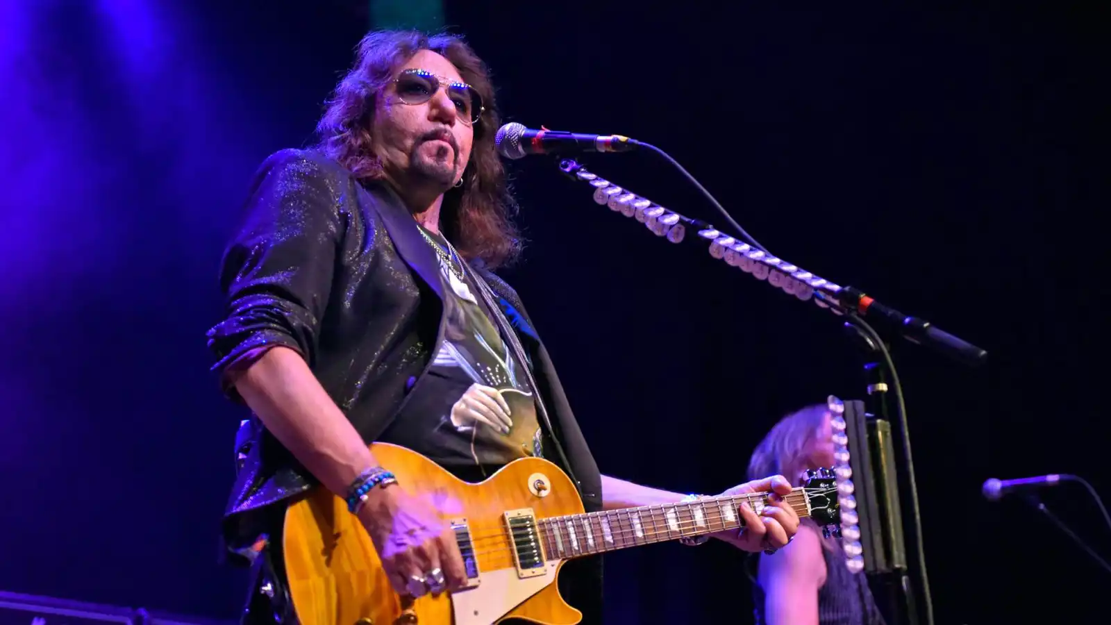 وفاة عازف الغيتار الأمريكي إيس فريلي بعد سقوط "مروع"