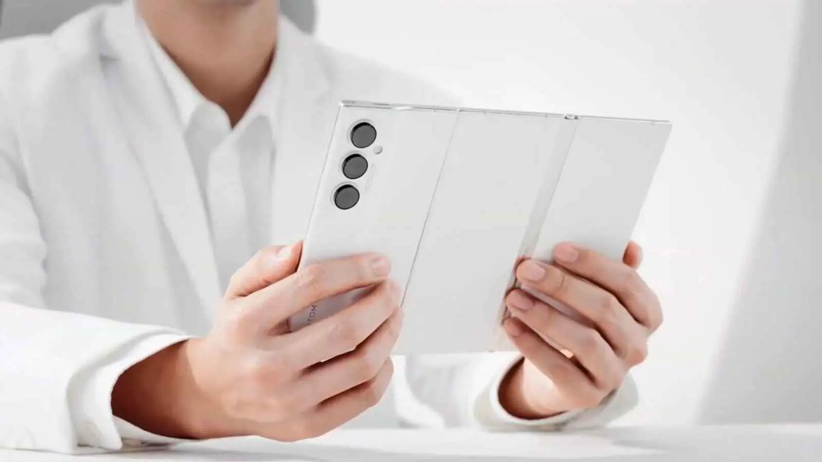 الهواتف ثلاثية الطي.. طفرة كبرى في سوق الأجهزة اللوحية