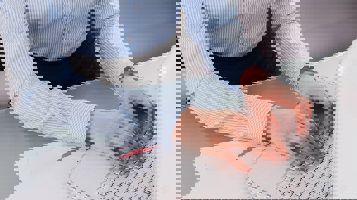 الأدب عبر "مواقع التواصل".. إبداع محض أم استعراض لنيل "اللايكات"؟