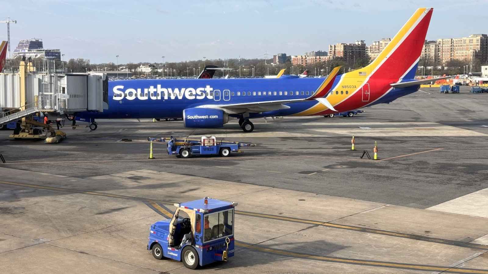 رصاصة تعطل إقلاع طائرة من مطار دالاس (فيديو)