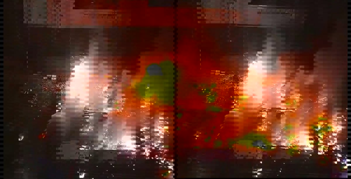 انفجارات وحرائق هائلة بمصنع ألعاب نارية في ميشيغان الأمريكية (فيديو)