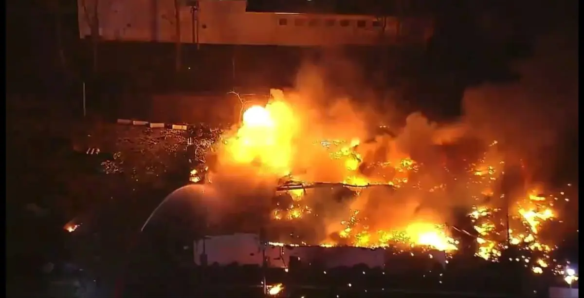 انفجارات وحرائق هائلة بمصنع ألعاب نارية في ميشيغان الأمريكية (فيديو)