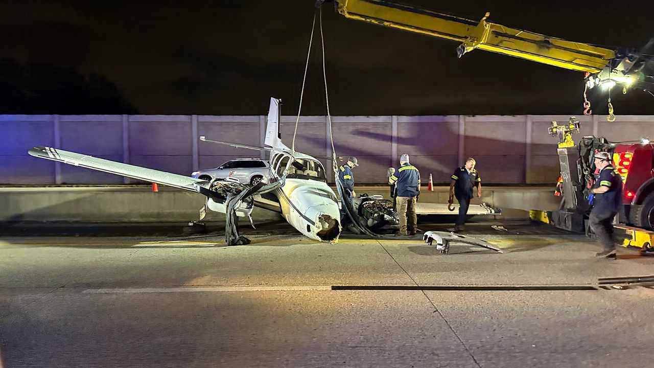 هبوط اضطراري لطائرة فوق سيارة على الطريق السريع في فلوريدا (فيديو)